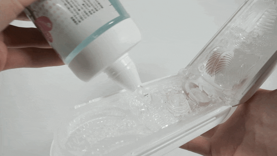 往 TENGA FLIP 0 (ZERO) GRAVITY [WHITE/細緻白] 注入潤滑液