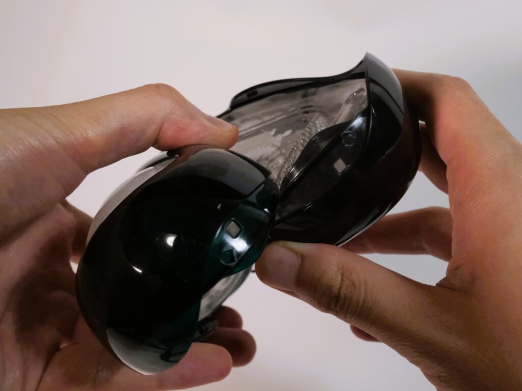 打開 TENGA FLIP 360 [AURORA GREEN/極光綠]