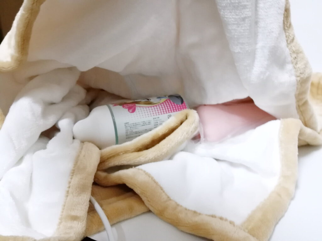 用電熱毯包住飛機杯和潤滑液