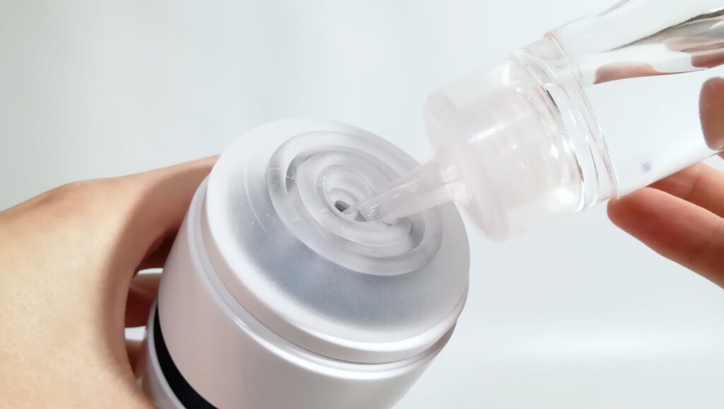 在TENGA AERO裡注入潤滑液